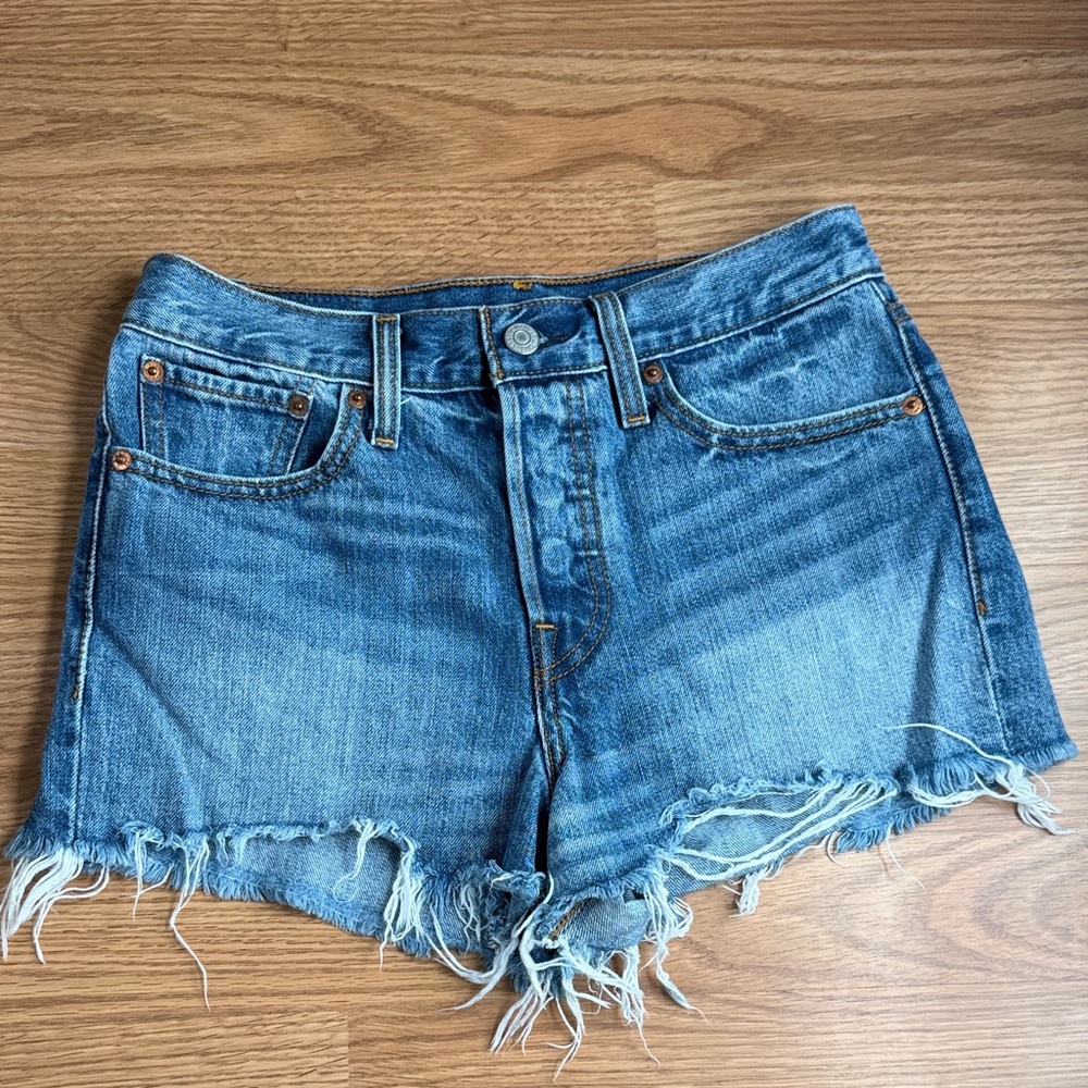 Levi’s Medium Wash Frayed Hem Shorts